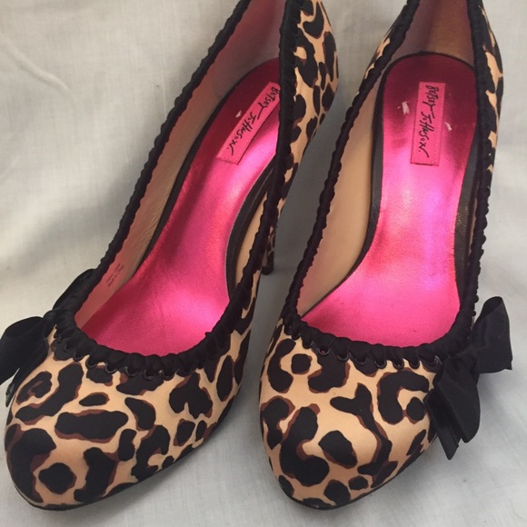 ❌SOLD❌ Betsey Johnson Nelson Leopard Print Pumps - Picture 2 of 8