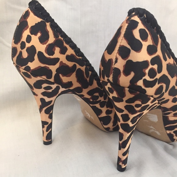 ❌SOLD❌ Betsey Johnson Nelson Leopard Print Pumps - Picture 6 of 8