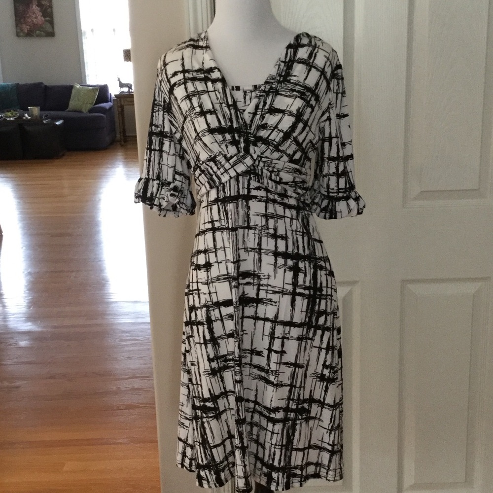 BLACK AND WHITE RUFFLED SLEEVE DRESS BY REBORN