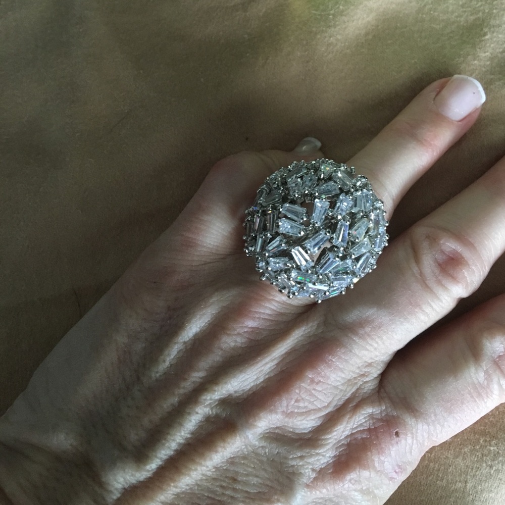Gorgeous ring! - Picture 3 of 4