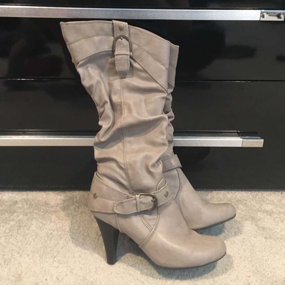 81/2 Womans taupe boots