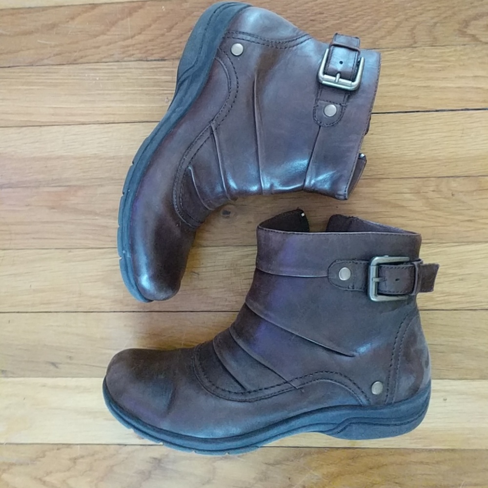 Clarks 8W brown leather ankle boots