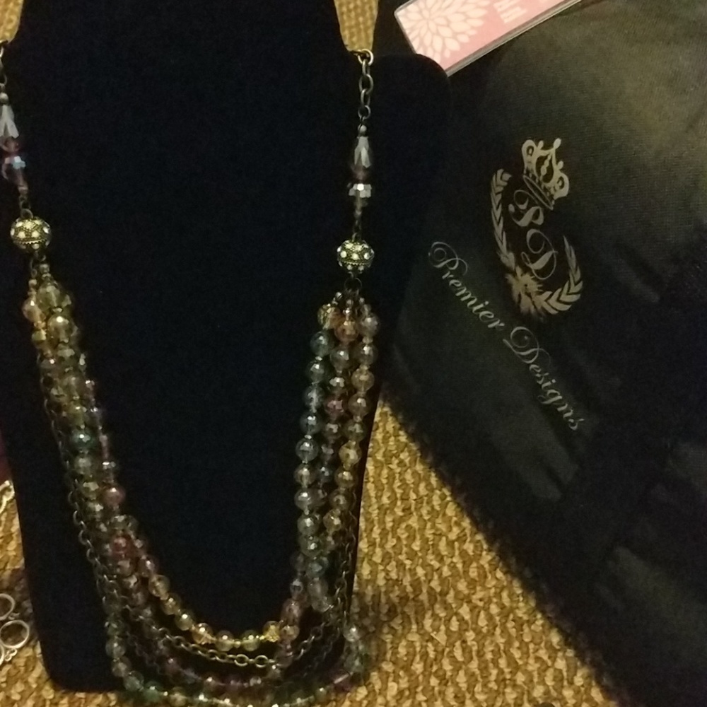 PREMIER DESIGNS NECKLACE