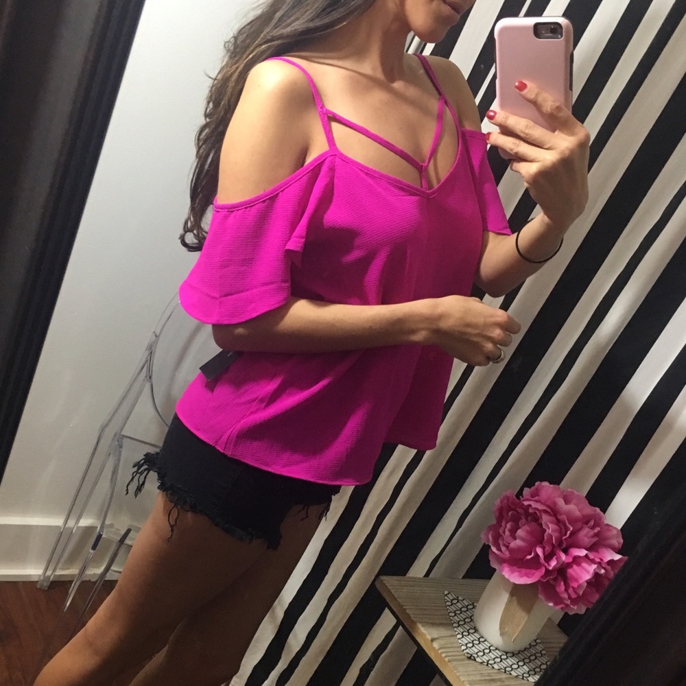 ✨Sale✨Flirty Pink flutter sleeve cut out top