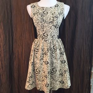 Short Black/Cream Skater Skirt