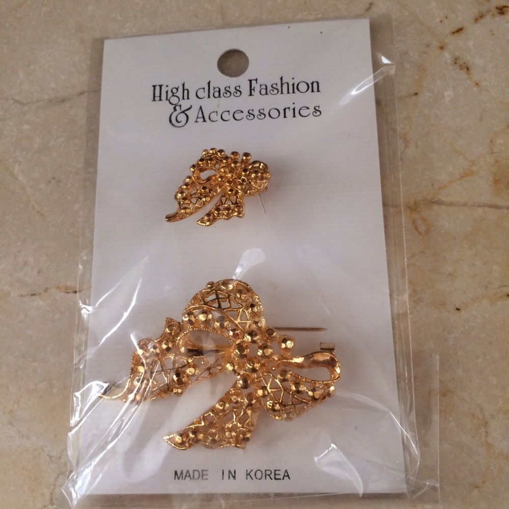 NWOT Pins