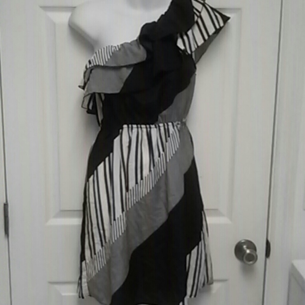 Maxi Rave One Shoulder Midi Dress