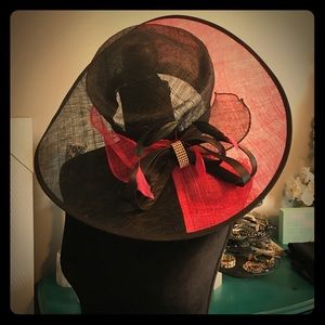 Wide brim hat