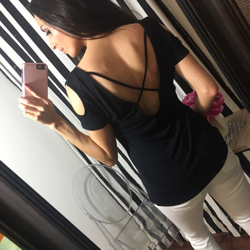 ♦️Sold Out ♦️SEXY BACK peep shoulder Tee