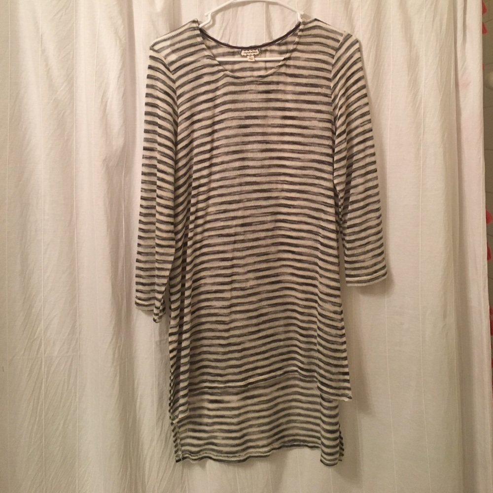 Semi sheer high-low 3/4 sleeve shirt