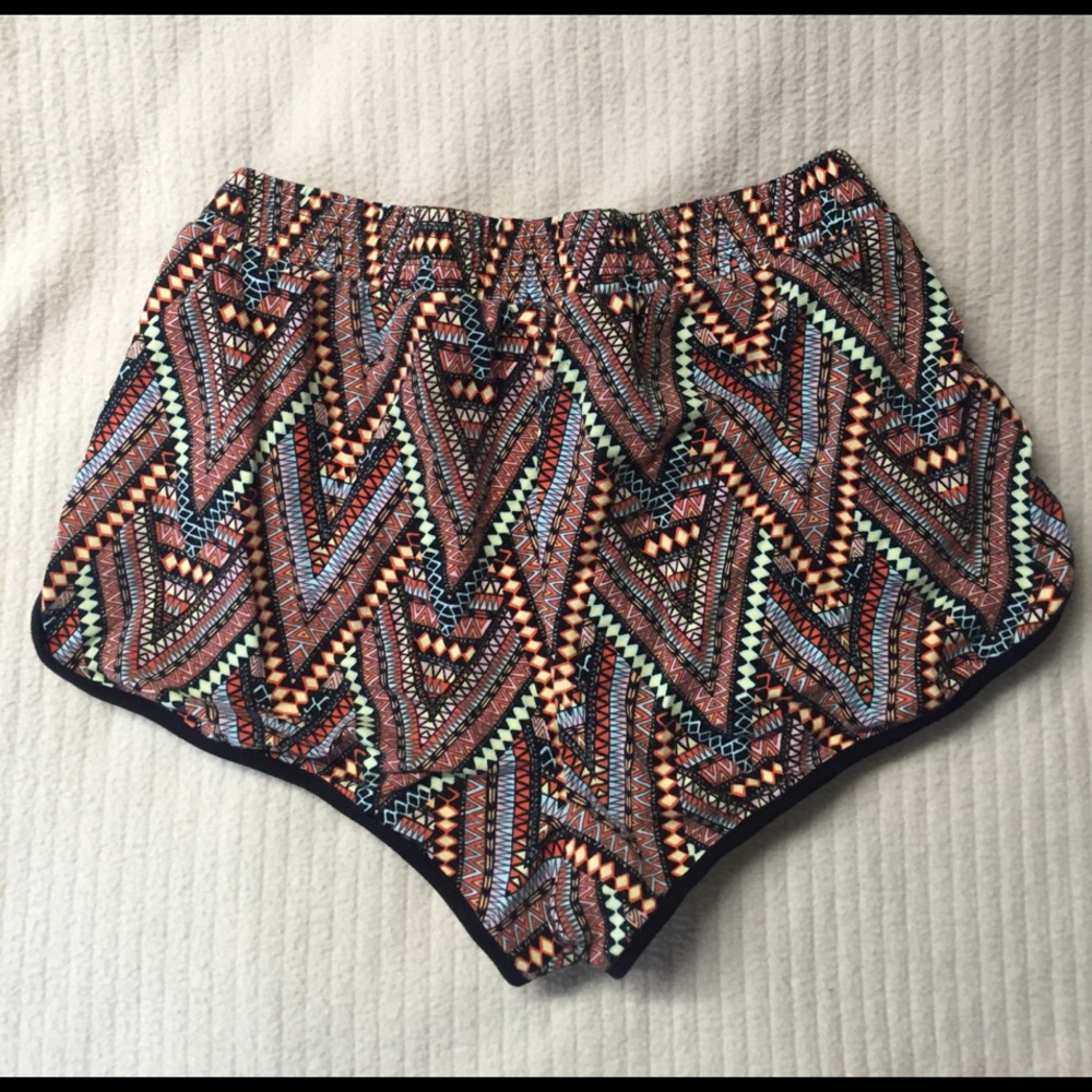 Aztec Pattern H&M Shorts - Picture 2 of 3