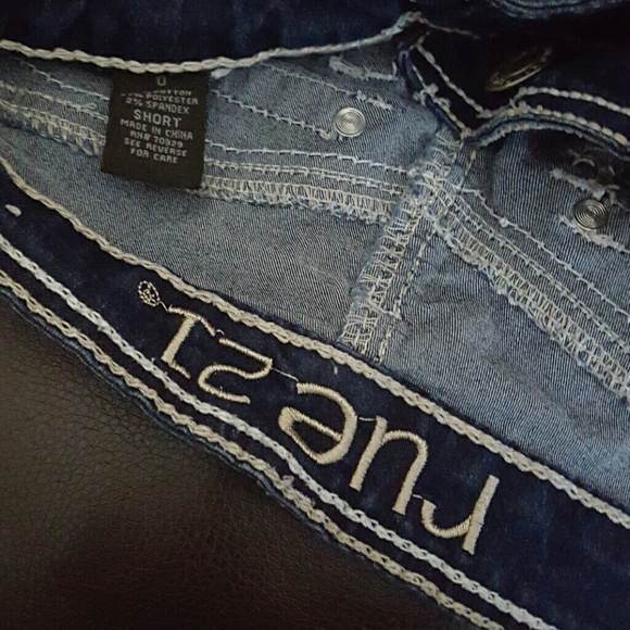 Shorts - Picture 3 of 3