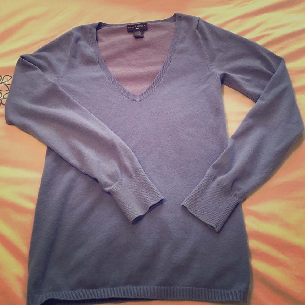 Banana Republic light V neck sweater