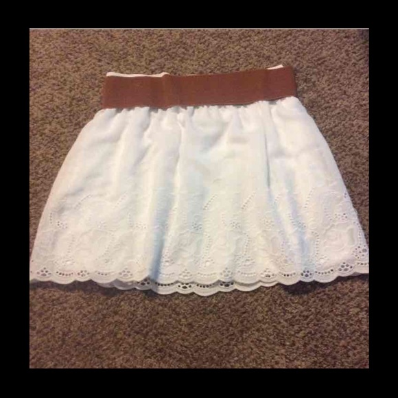 Beautiful white skirt - Picture 2 of 3