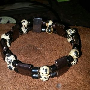 Elastic beaded bracelet