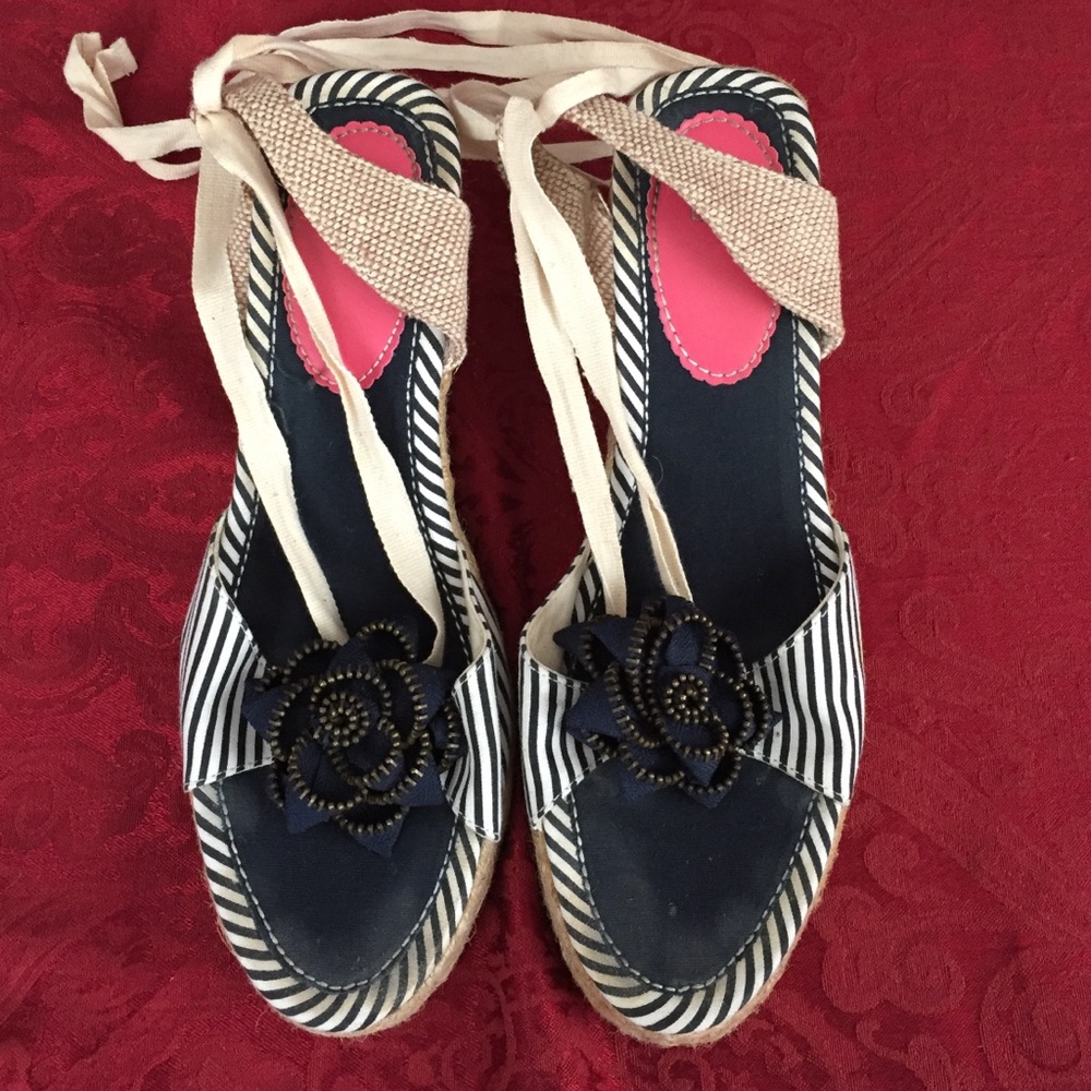 Gap wedge lace around heels