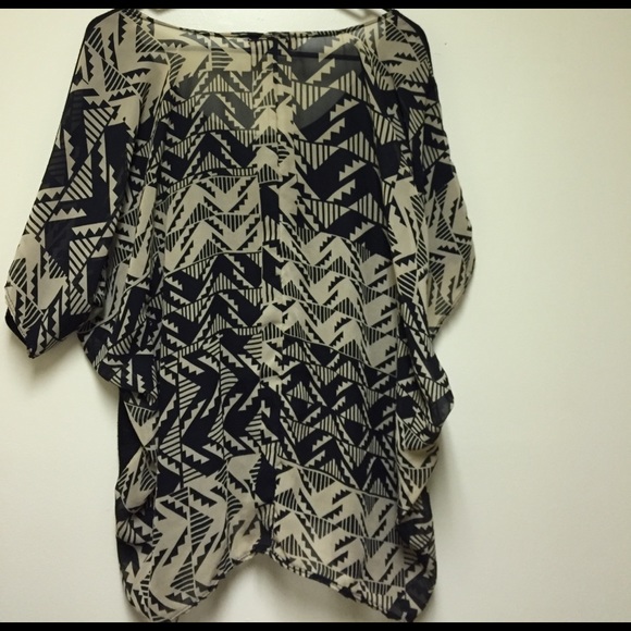 Light flowy plus size too with fun patterned back - Picture 2 of 4