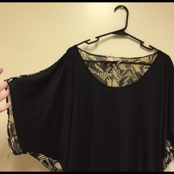 Light flowy plus size too with fun patterned back - Picture 3 of 4