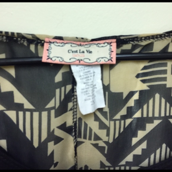 Light flowy plus size too with fun patterned back - Picture 4 of 4