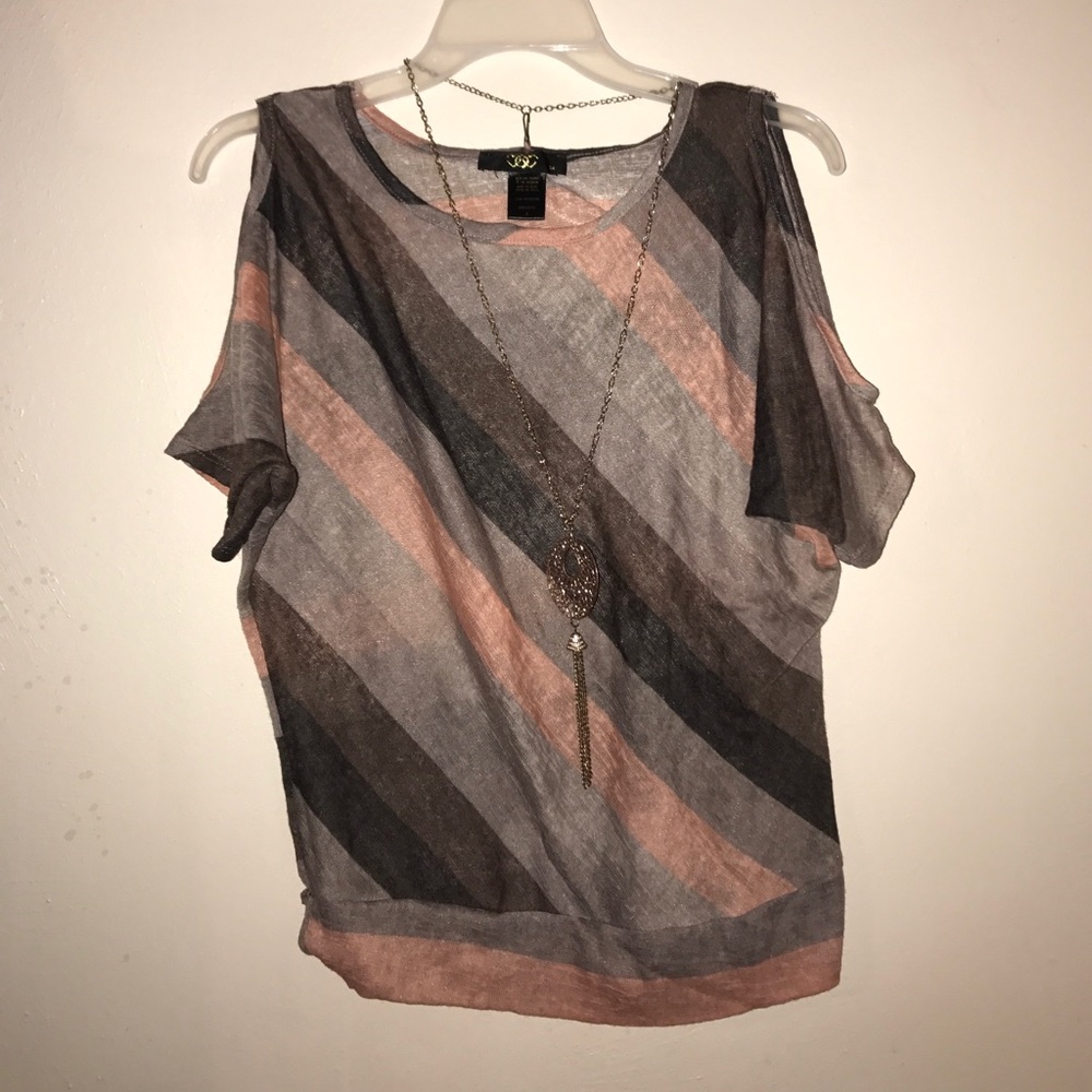 🎉SALE🎉 Open shoulder blouse with necklace