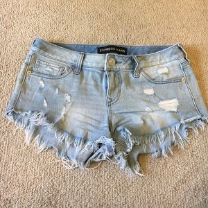 Express denim shorts !