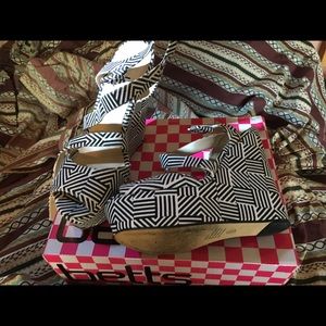 Barely worn shoes betts size 10 wedges.