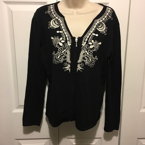Sweaters - ✅2 for $15 embroidered black sweater