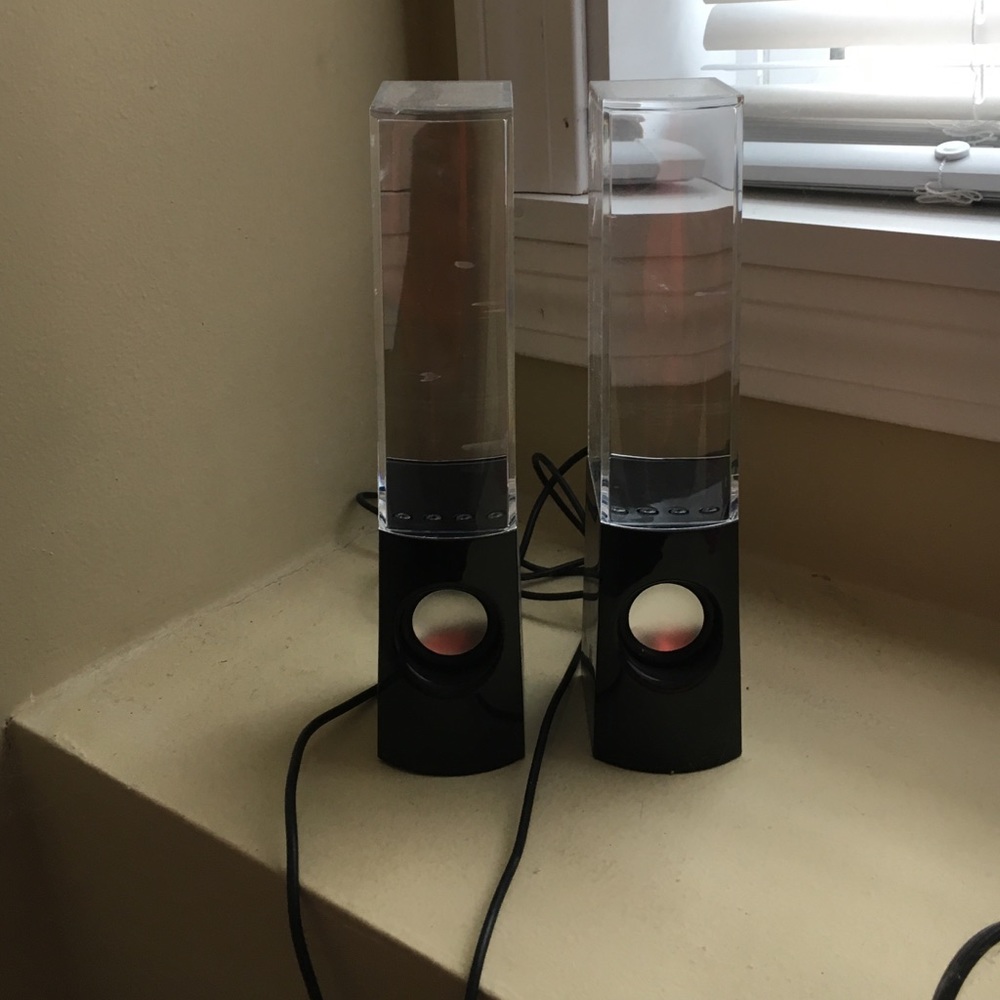 Dancing water speakers