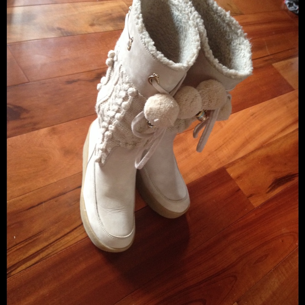 Juicy couture sz 8 winter boots cream color