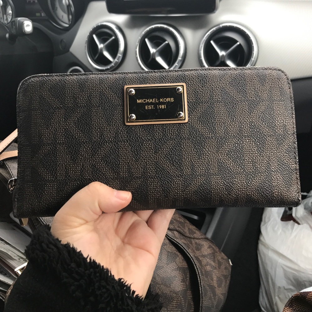 Michael Kors Zip Wallet