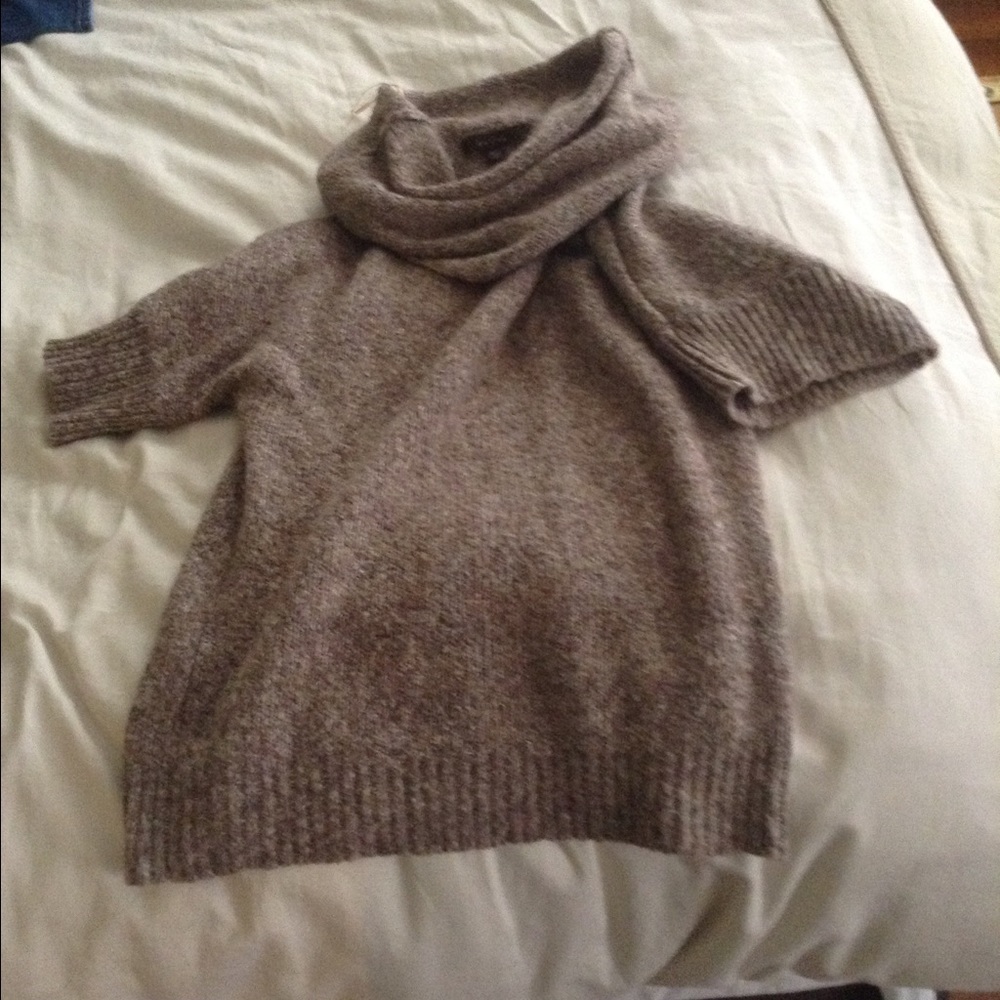 Brown sweatshirt with Scoop neck Line