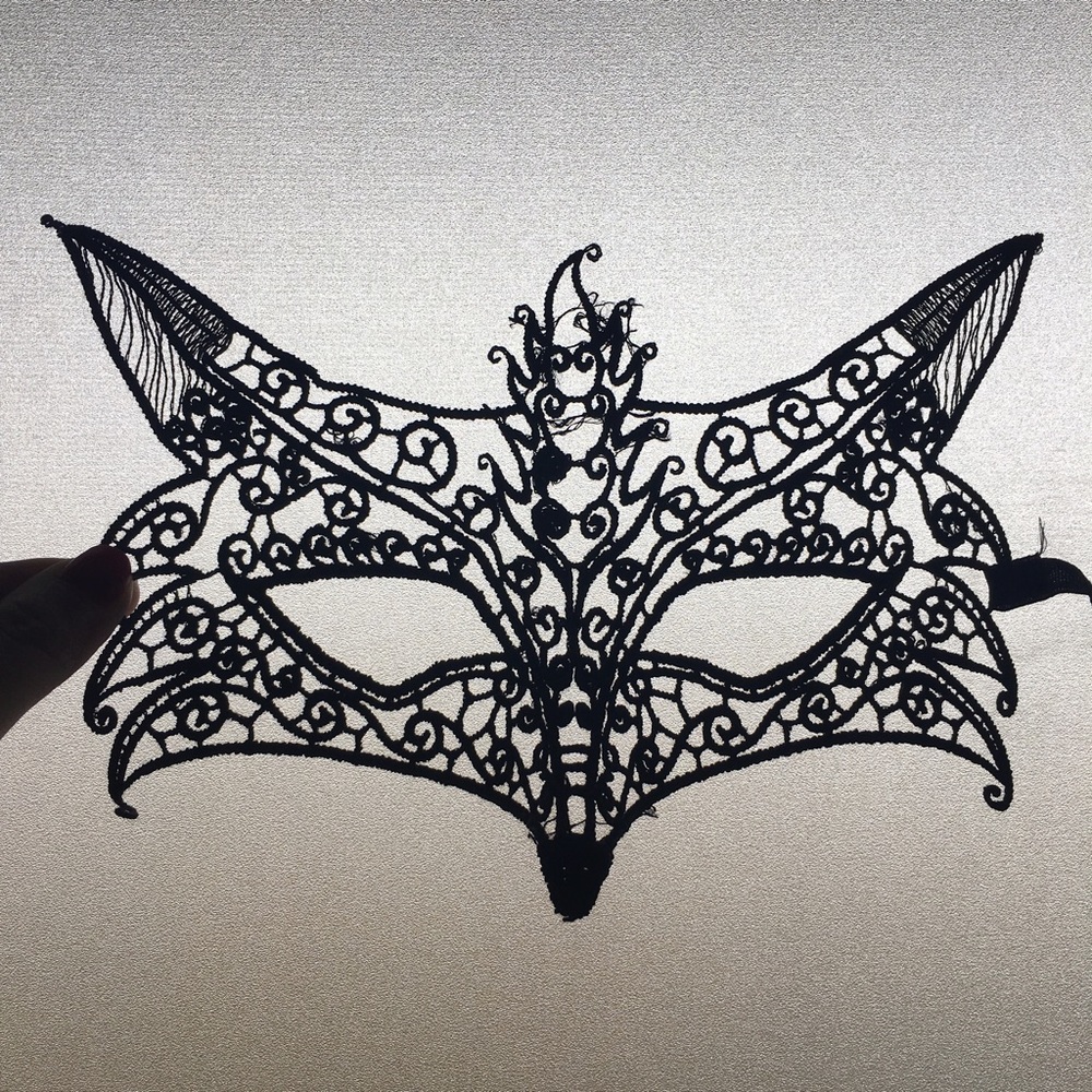 Foxy lace mask