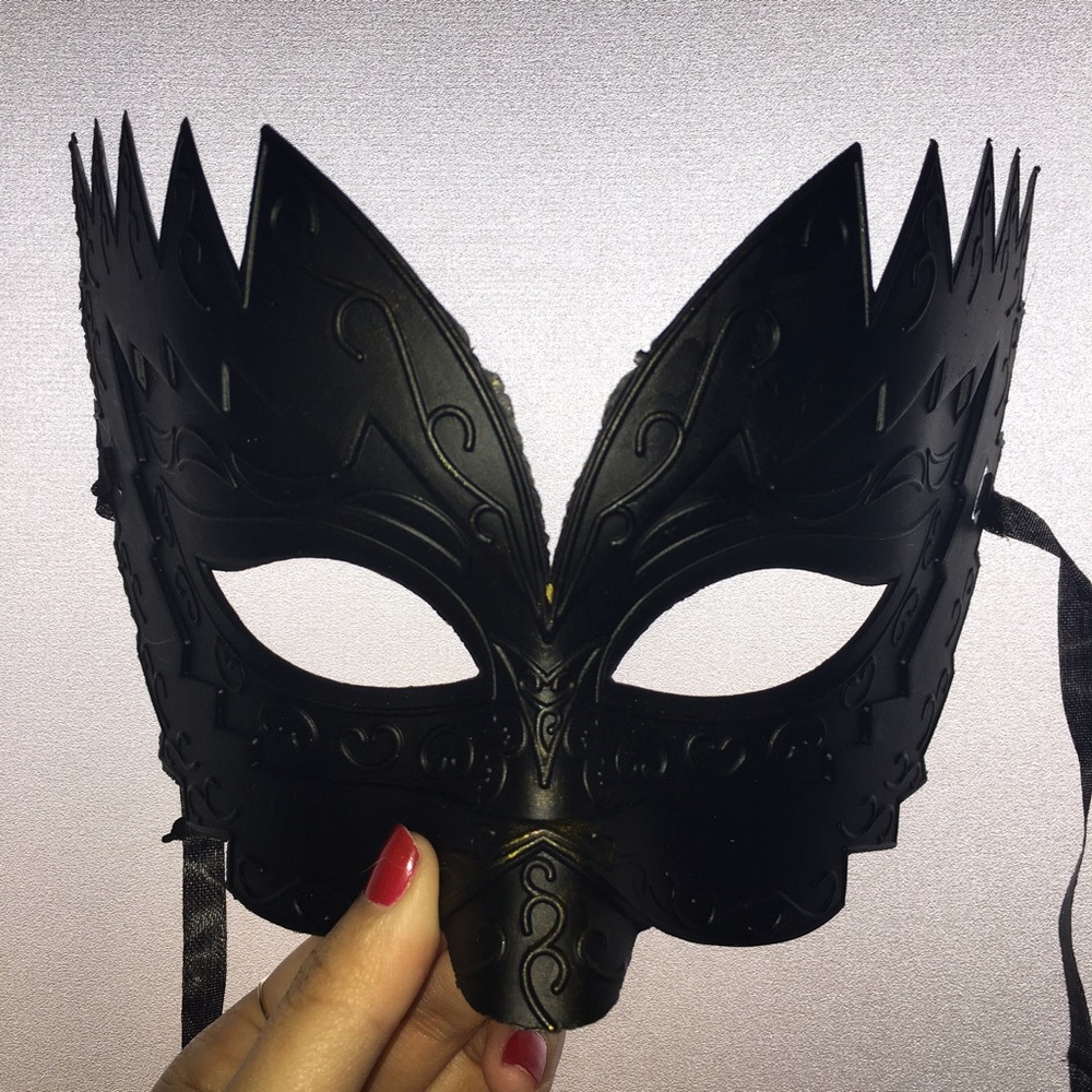 Gift with women's mask purchase.