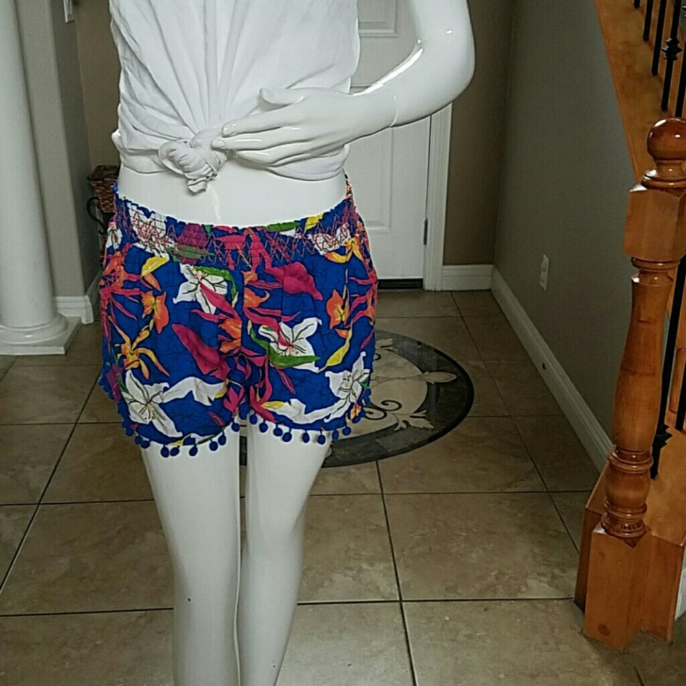 Pom pom detail shorts.