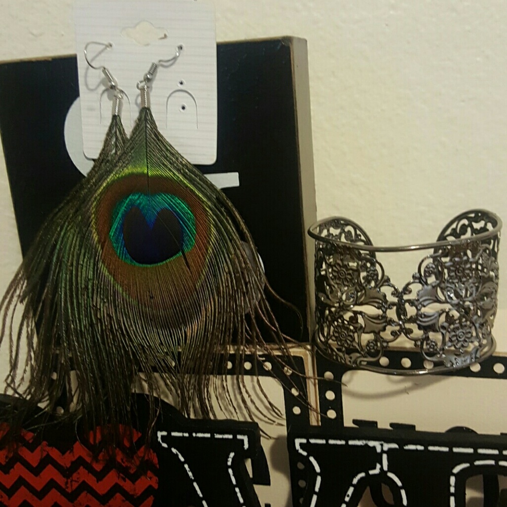 Feathers earings and bracelet