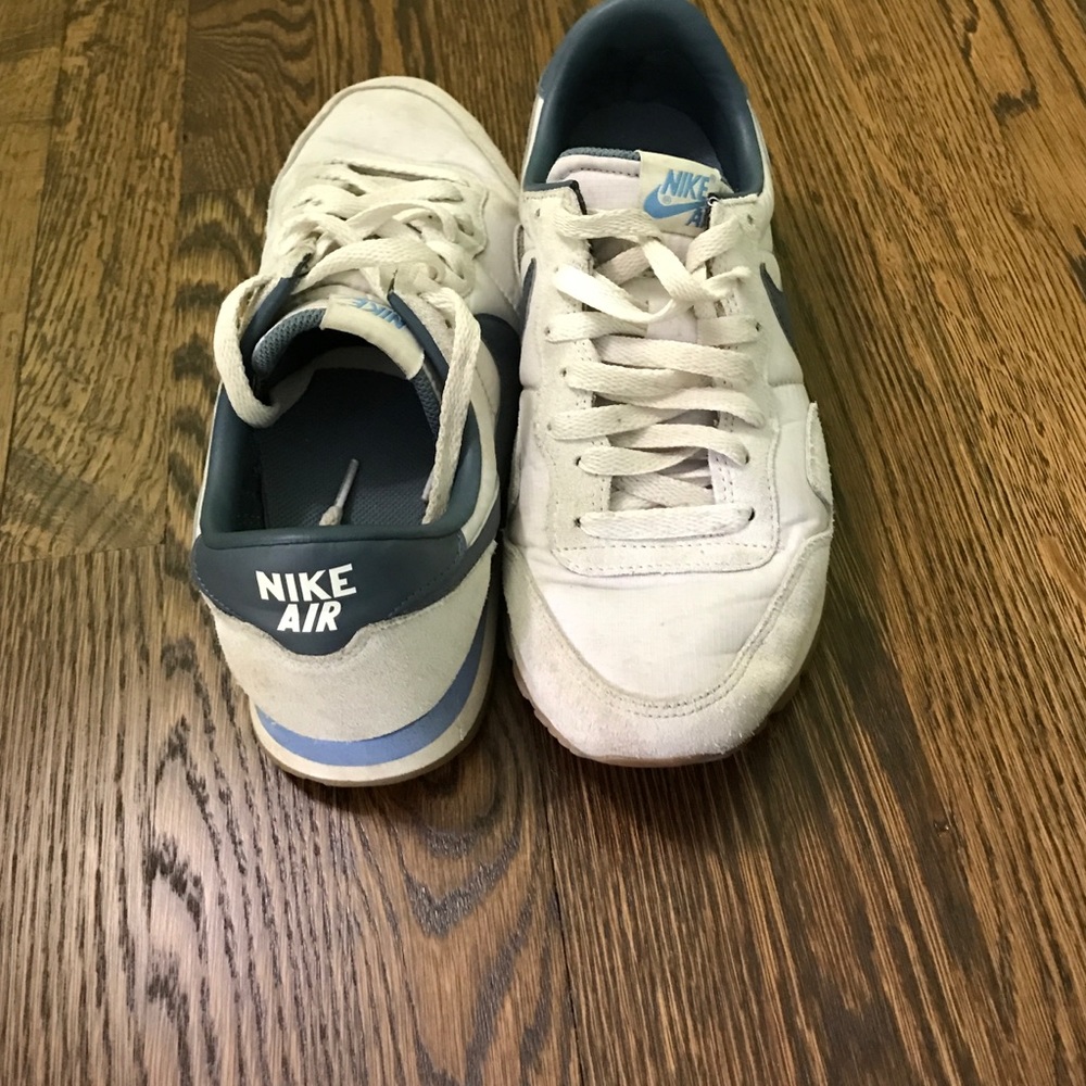 Women's Nike air sneakers. Great condition.