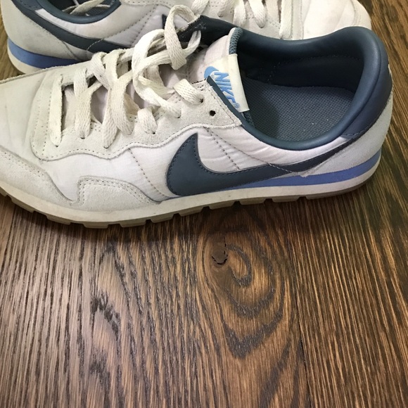 Women's Nike air sneakers. Great condition. - Picture 2 of 3