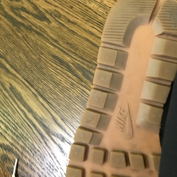 Women's Nike air sneakers. Great condition. - Picture 3 of 3