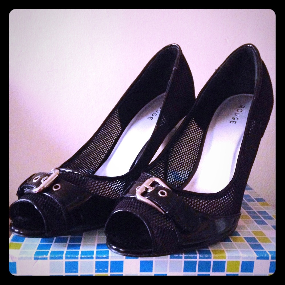 Net high heels with buckle