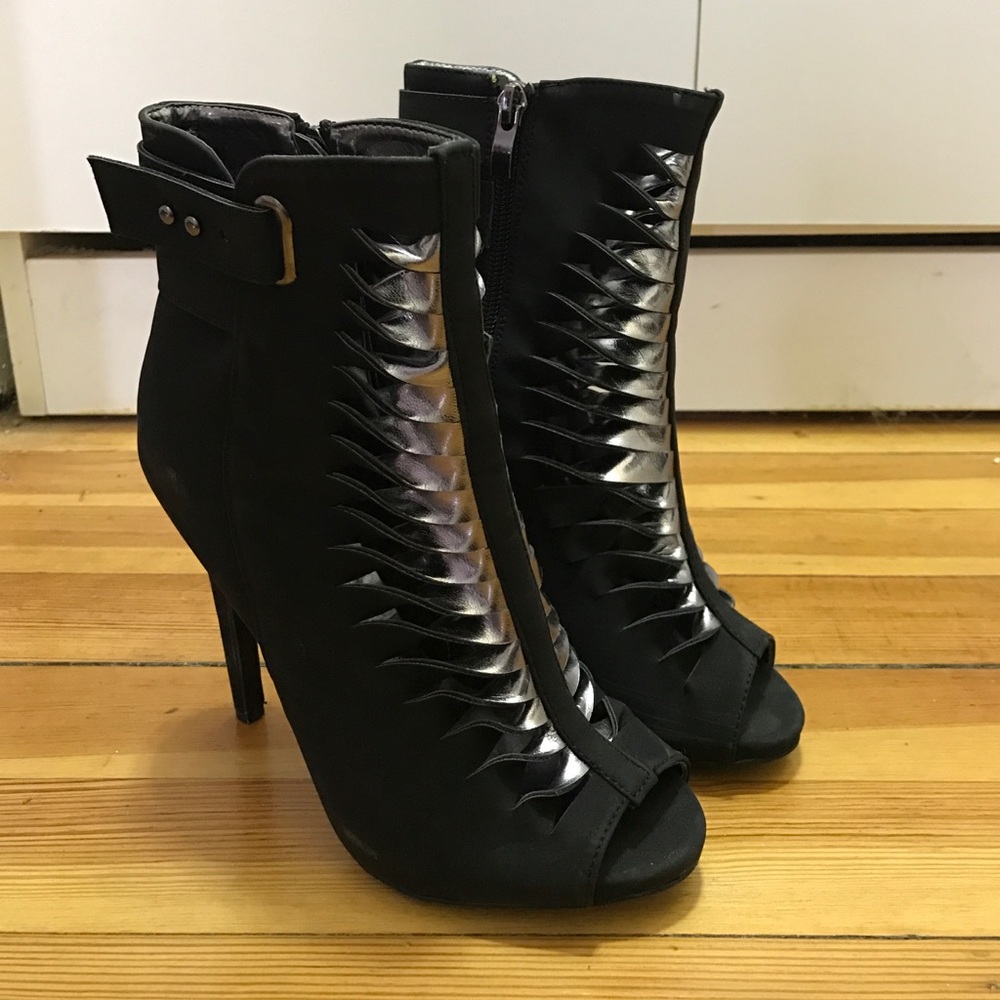 Metallic Detailed Black Heels