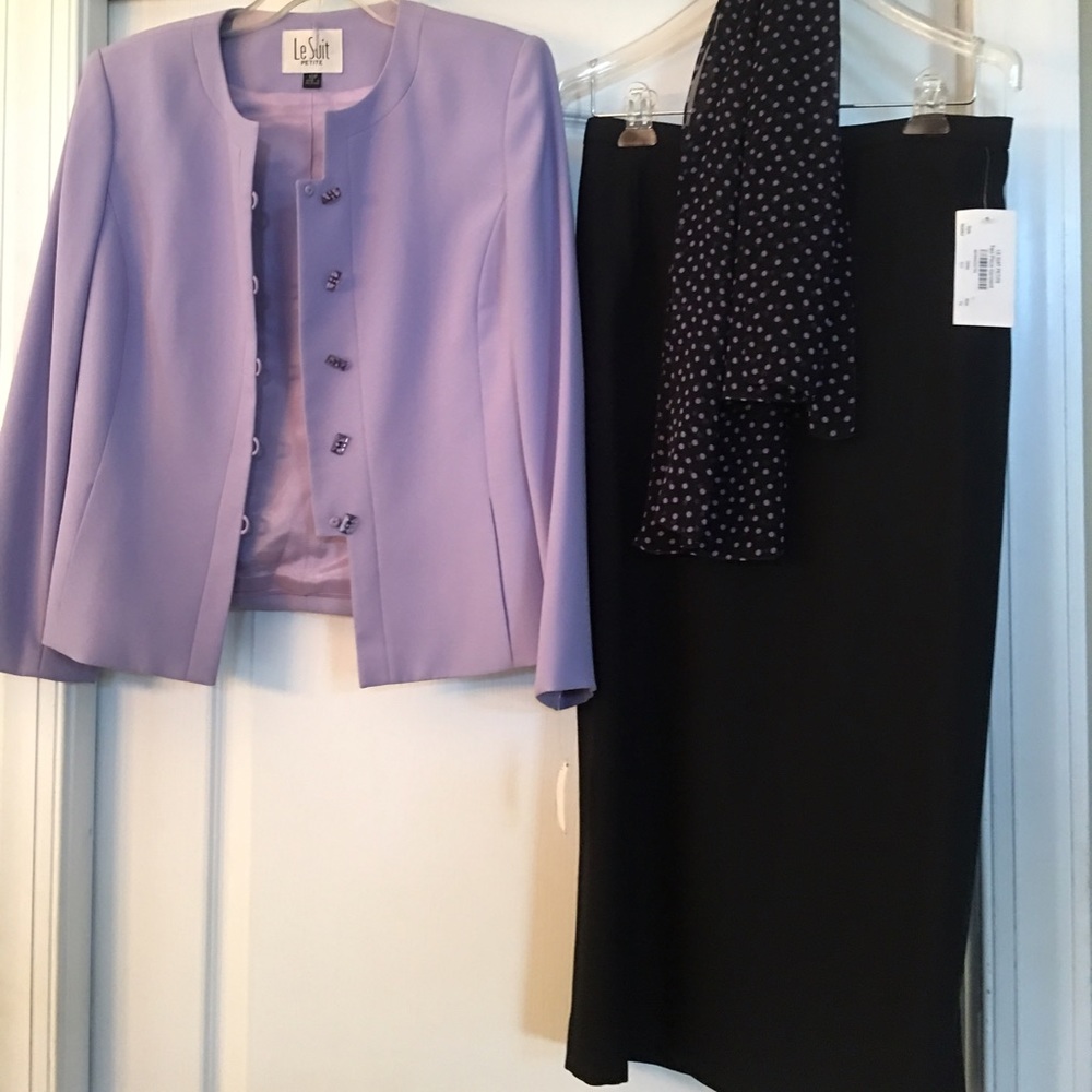 Le Suit suit petite suit. jacket & skirt, scarf