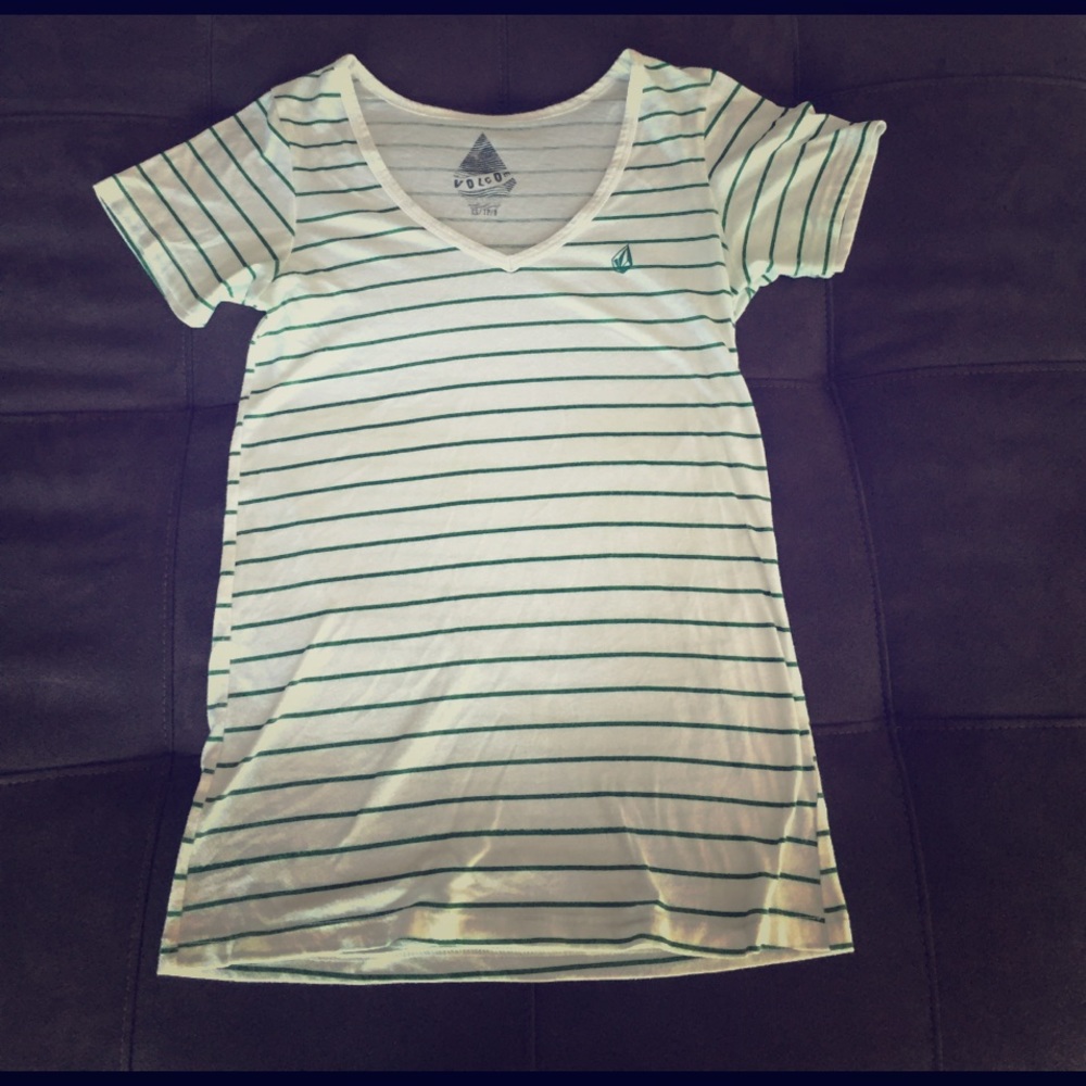 Volcom v-neck t-shirt - no damage no stains