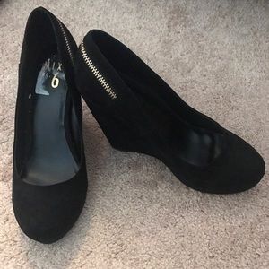 Black zipper wedges