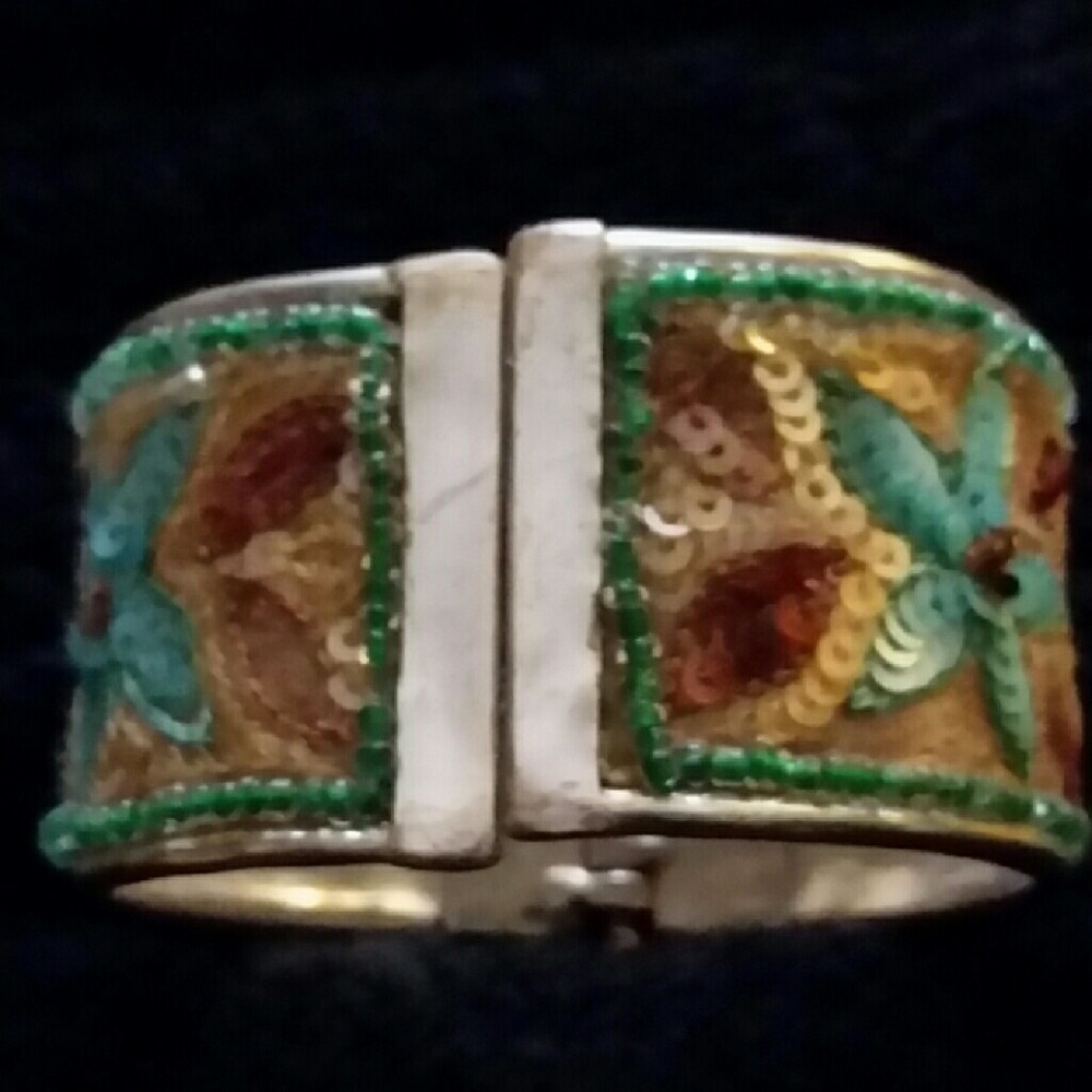 Hinged bracelet