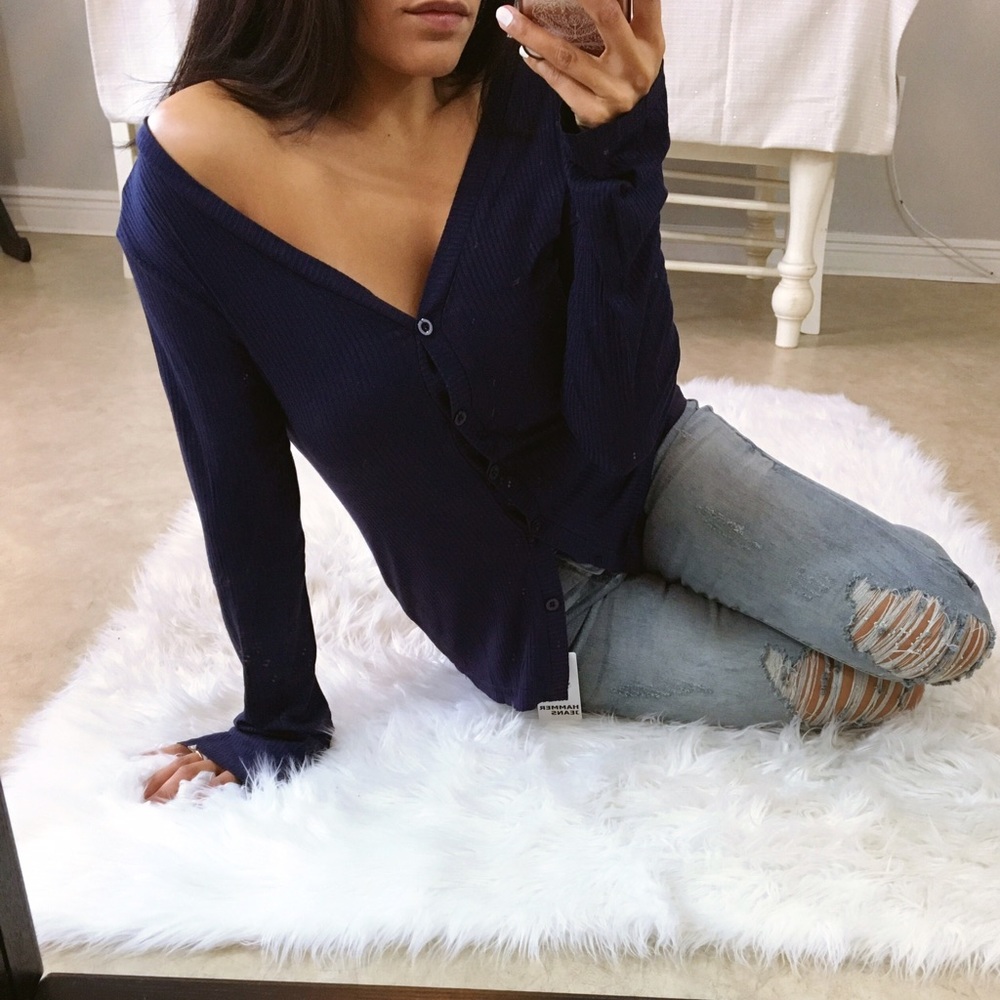 OUT OF STOCK || 'Buttons up' Navy button top - Picture 5 of 6