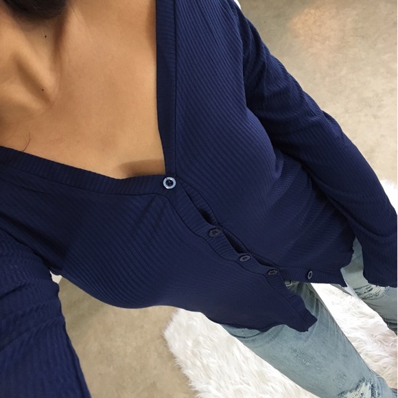 OUT OF STOCK || 'Buttons up' Navy button top - Picture 4 of 6