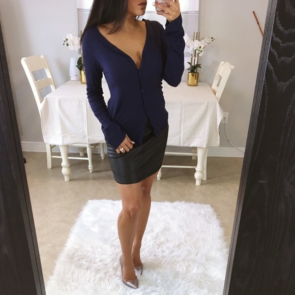 OUT OF STOCK || 'Buttons up' Navy button top - Picture 6 of 6