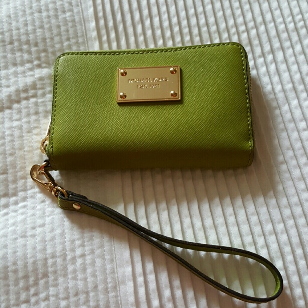 Micheal Kors wristlet