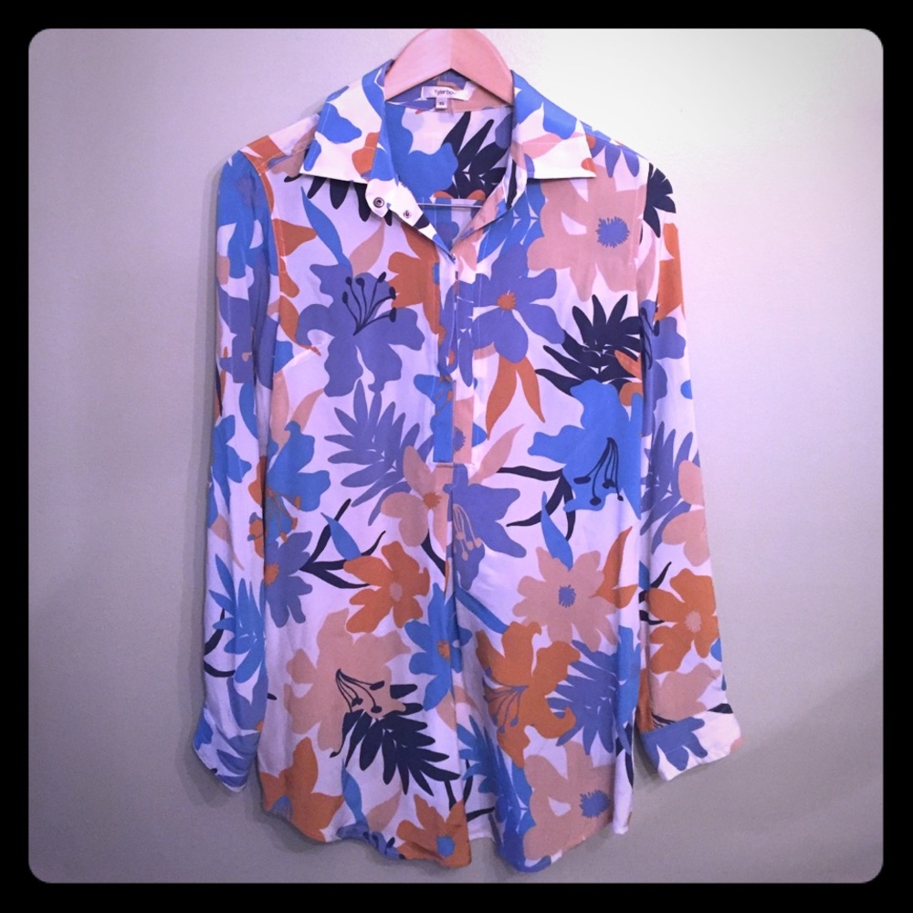 Tyler Böe 💯 silk floral blouse