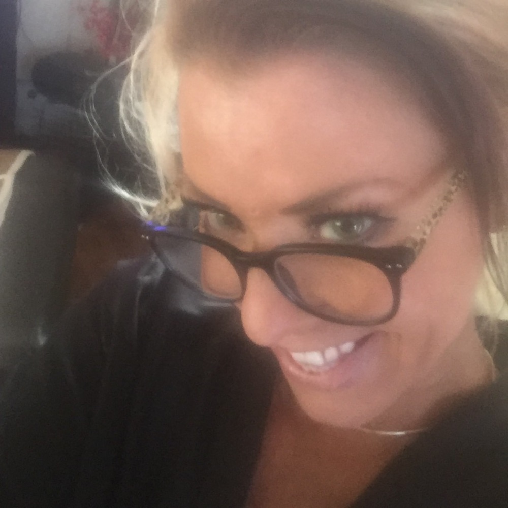 Betsey Johnson Pinup girl Readers